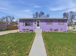 1902 S 17th St, Grand Forks, ND 58201
