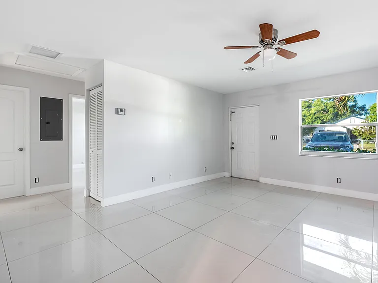 220 Perry Ave #B — Photo 5