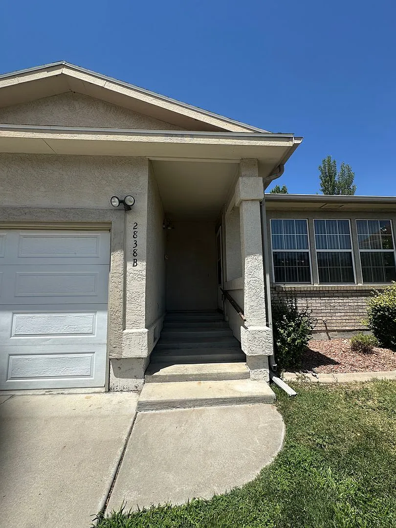 Spacious 2 Bed, 2 Bath Townhome — Photo 3