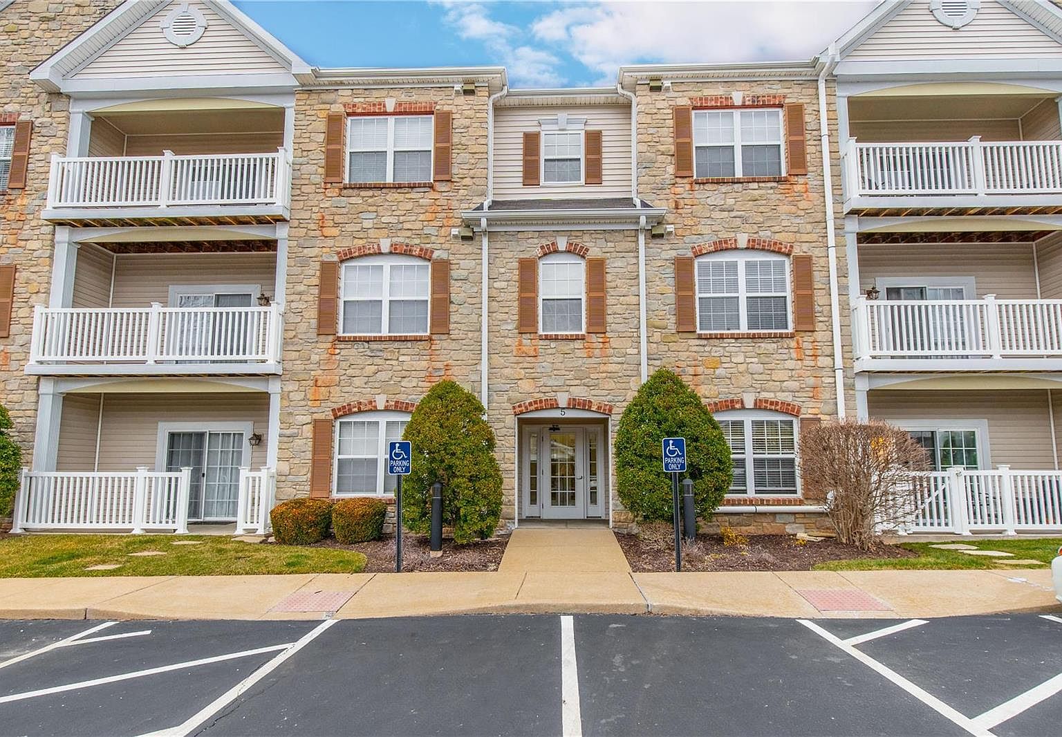 5 Monarch Trace Ct APT 108 Chesterfield MO 63017 Zillow   208197f9258df4dae621b977735cf96b Cc Ft 1536 