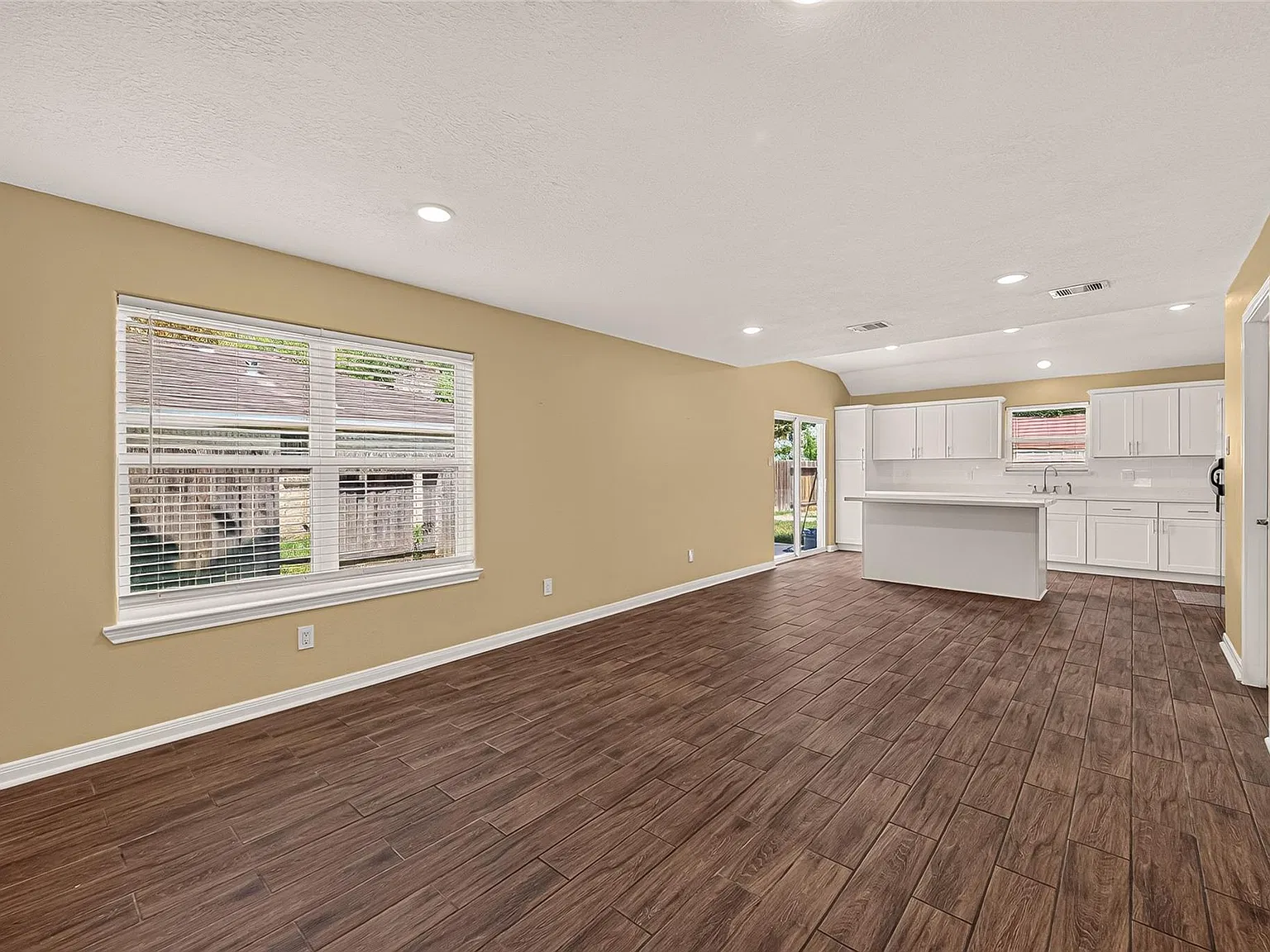 4 bed, 2490 sqft, $2,400 — Photo 4