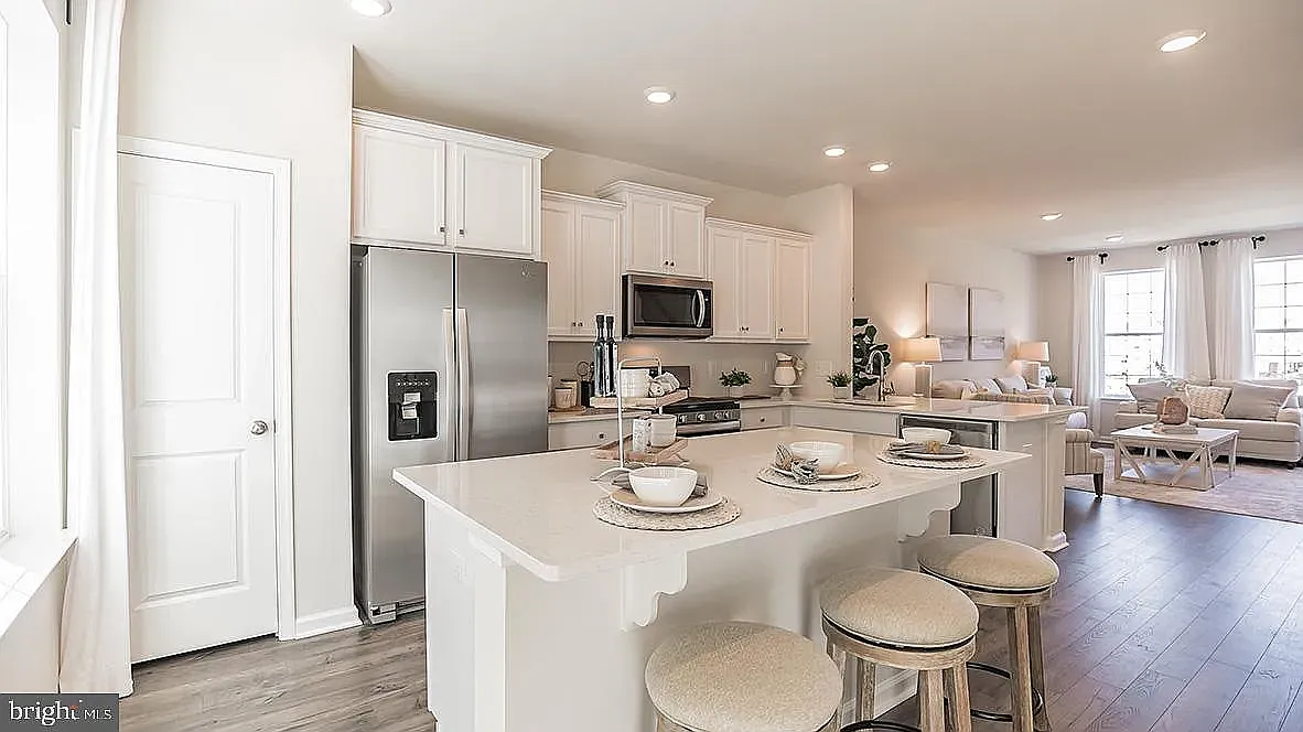 3 bed, 2.5 bath, 2208 sqft, $3,400 — Photo 4