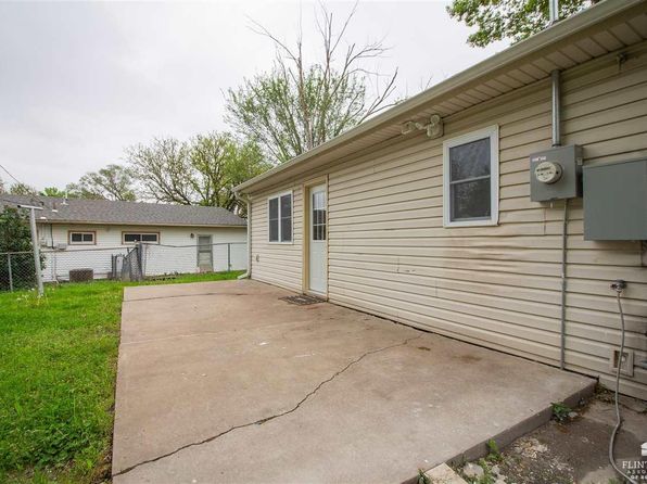 1020 Rucker Dr, Junction City, KS 66441