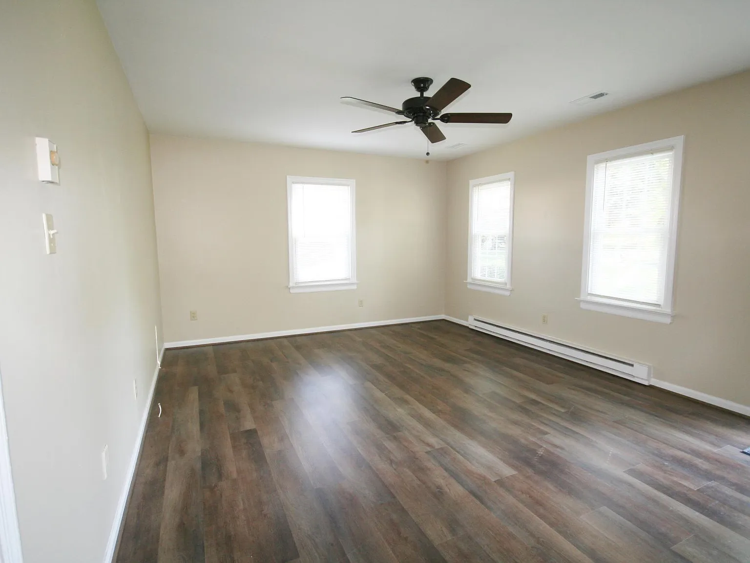 3 bed, 1.5 bath, 1209 sqft, $1,995 — Photo 2