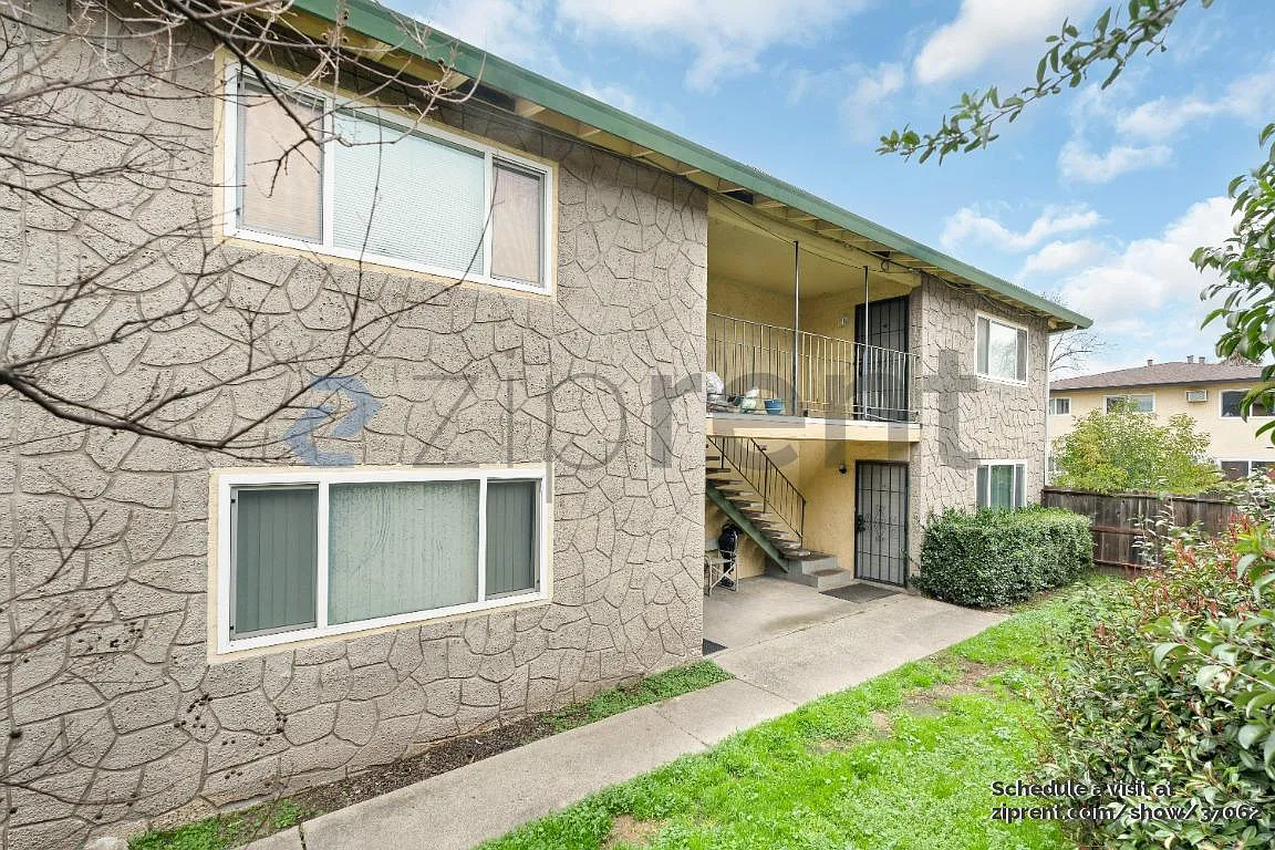2 bed, 900 sqft, $1,350 — Photo 1