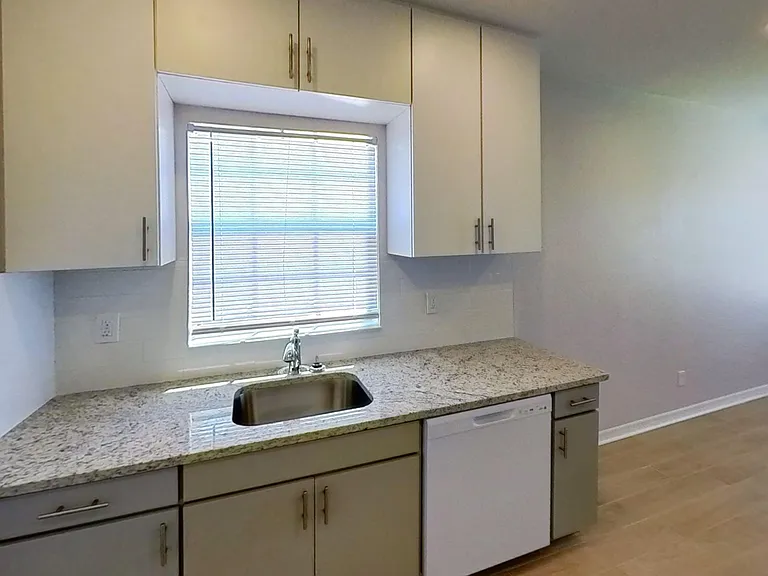 Bay Colony Apartments — Photo 16
