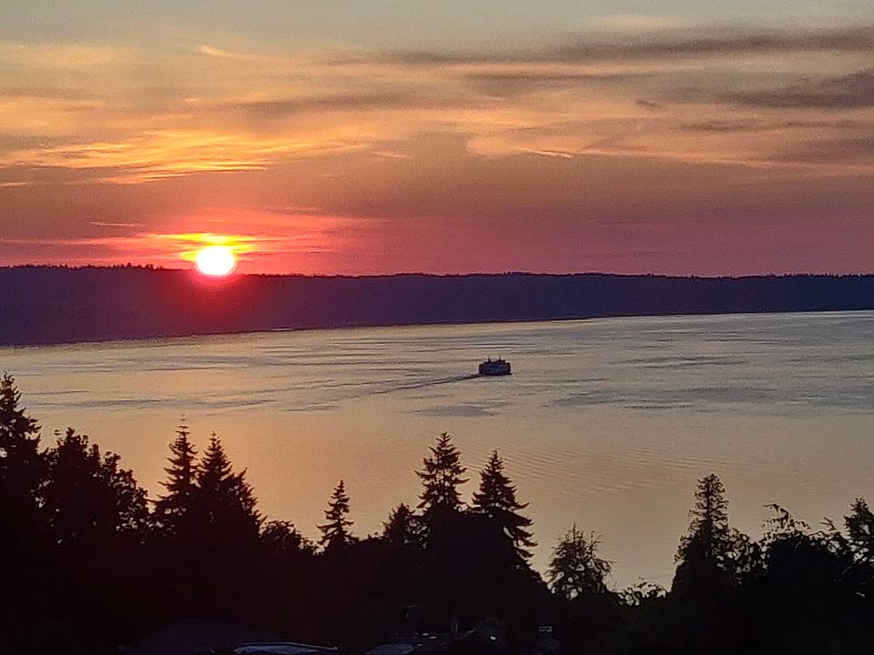 Mukilteo ferry dock is minutes away.