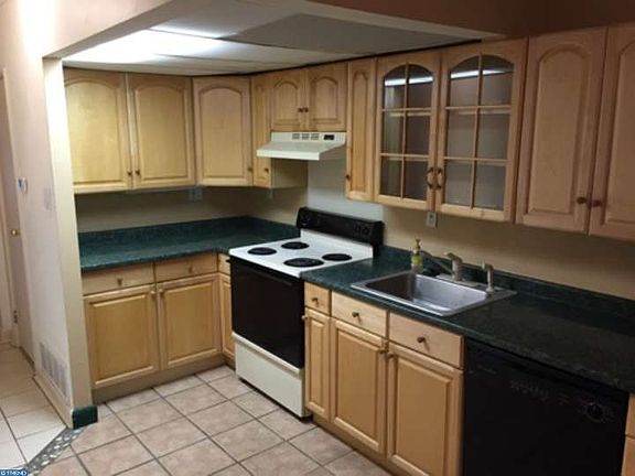 2nd image of 93 Park Vallei Ln