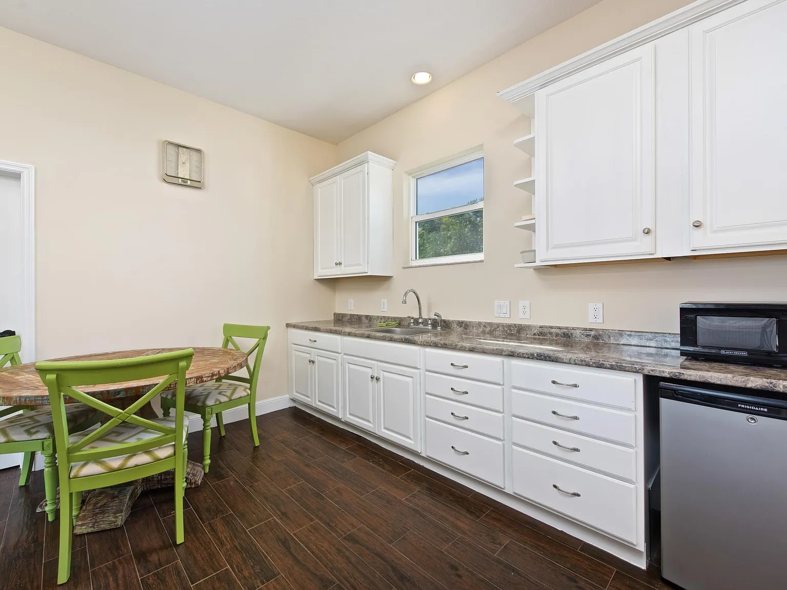 1 bed, 800 sqft, $1,950 — Photo 2