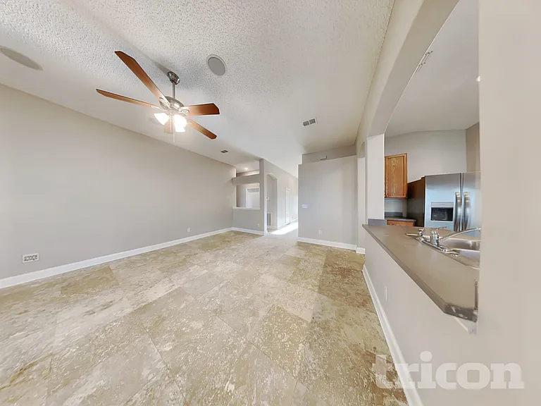 1105 Maple Ln — Photo 3