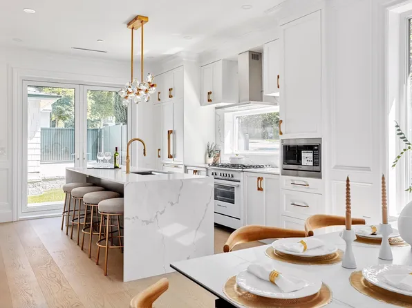 5081 Crown St, Vancouver, BC V6N 0B9
