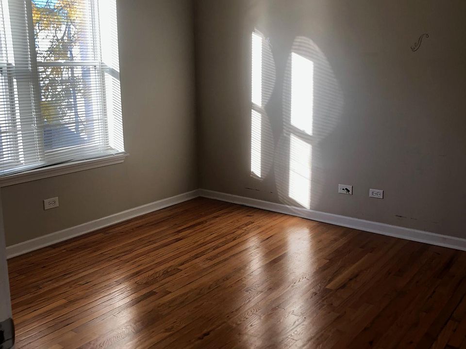 SPACIOUS LIVINGROOM WITH NATURAL LIGHTING