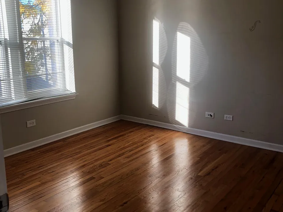 SPACIOUS LIVINGROOM WITH NATURAL LIGHTING
