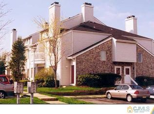 33 Farnham Sq, Parlin, NJ 08859