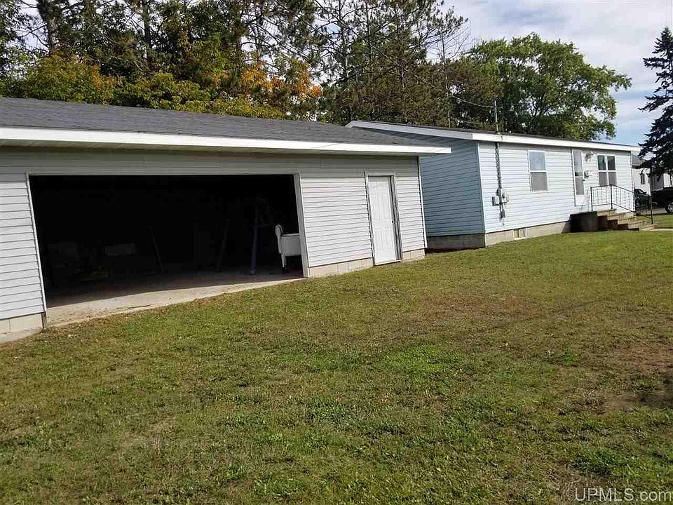 502 N 11th St Gladstone Mi 49837 Mls 1123668 Zillow