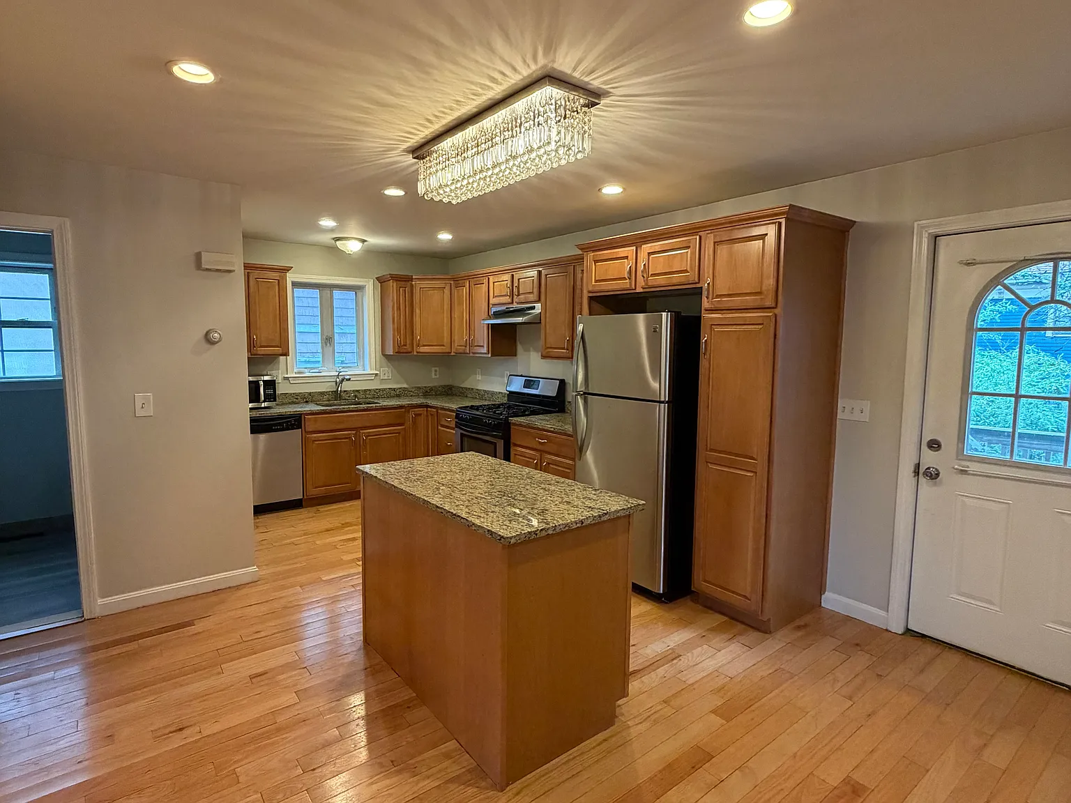 2 bed, 950 sqft, $2,200 — Photo 2
