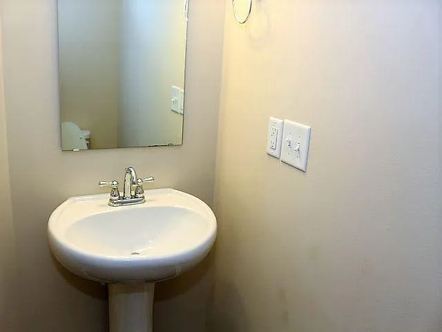 717 Minerva Dale Dr — Photo 15