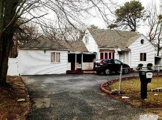1446 E 3rd Ave, Bay Shore, NY 11706