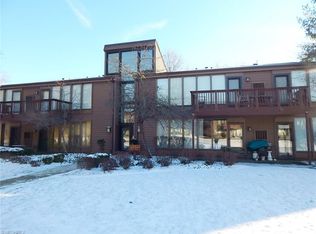 975 Canyon View Rd APT 104C, Northfield, OH 44067