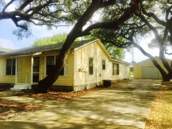 108 Palm St, Rockport, TX 78382