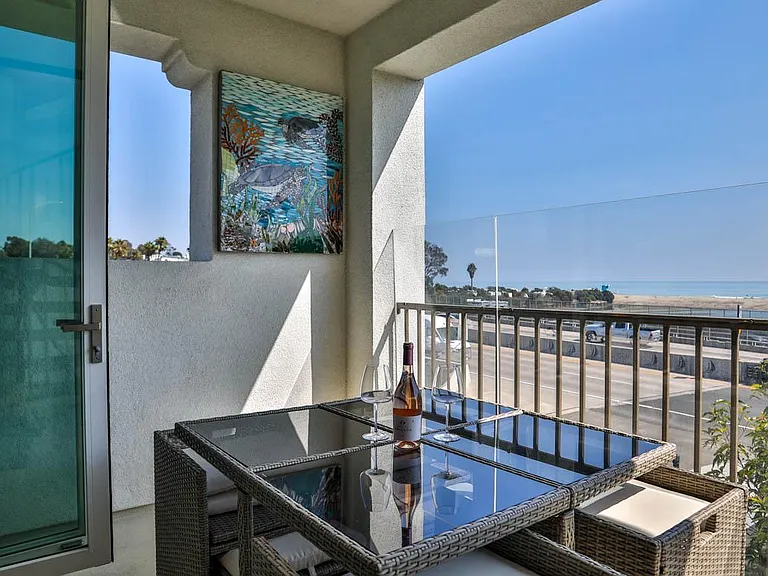 Balcony a stone throw's away from Doheny State Beach