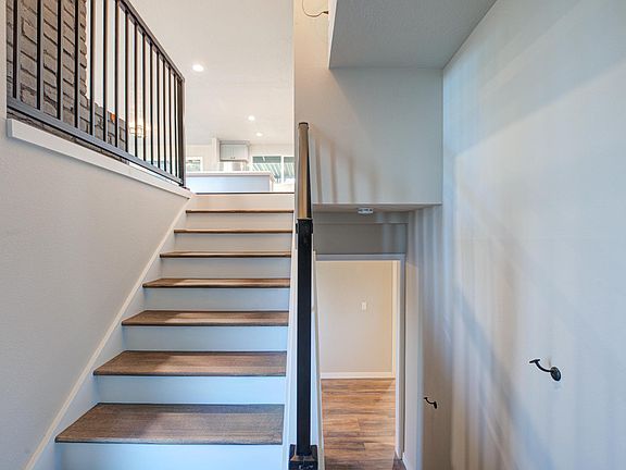 5th image of 5437 SE Hillwood Ave