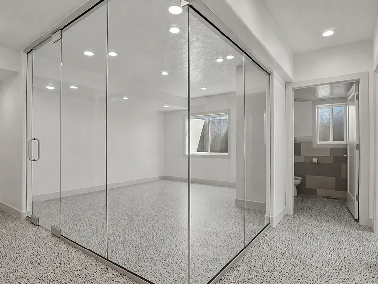Conference room, office 4 or many options for use