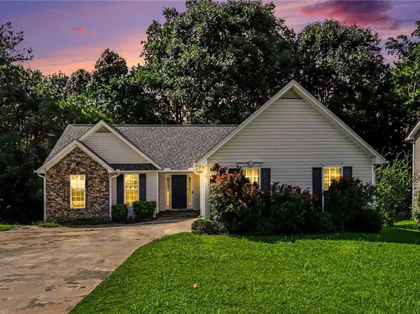 4925 Sunny Ridge Ct, Flowery Branch, GA 30542