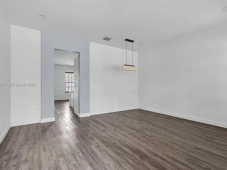 624 SW 147th Ave — Photo 3