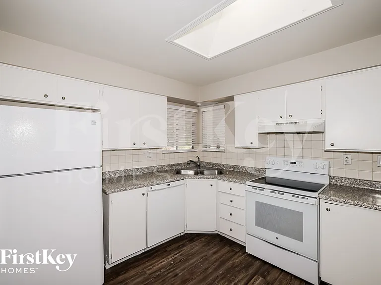 9015 N 57th Ave — Photo 5