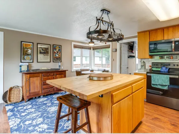 1975 Myrtle Ave W, Tillamook, OR 97141