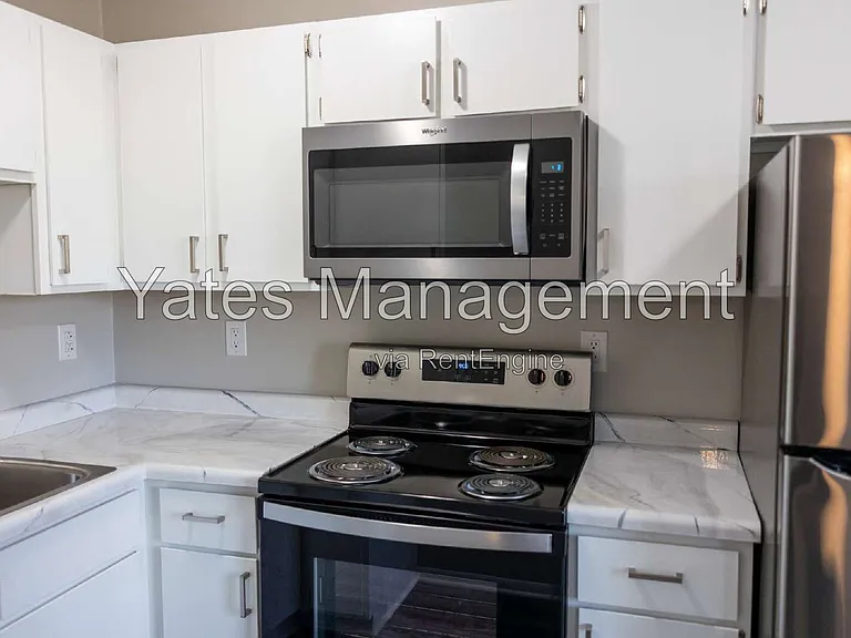 1121 E Lincoln St — Photo 2