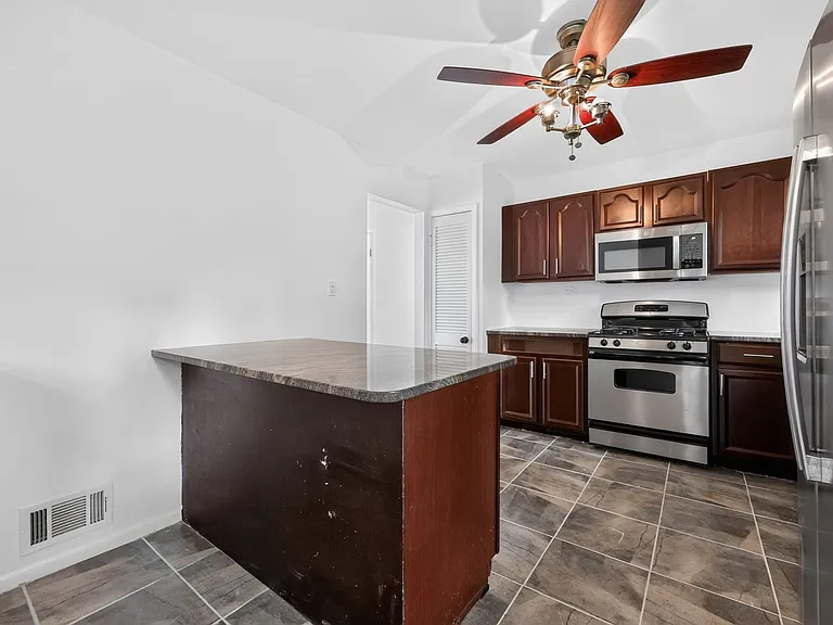 1700 Jarvis Ave — Photo 7