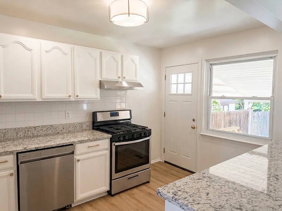3 bed, 1080 sqft, $2,100 — Photo 4