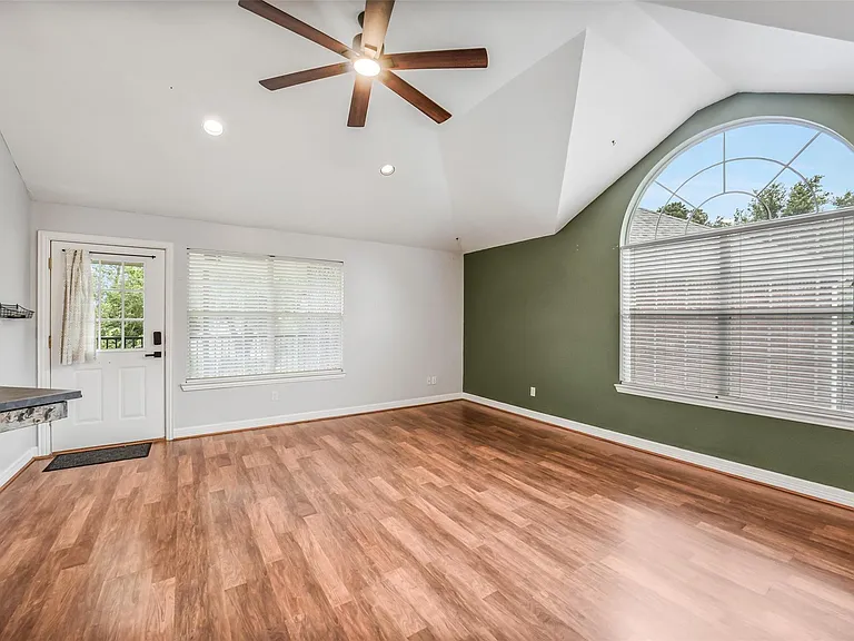 16302 Crossfield Dr — Photo 7