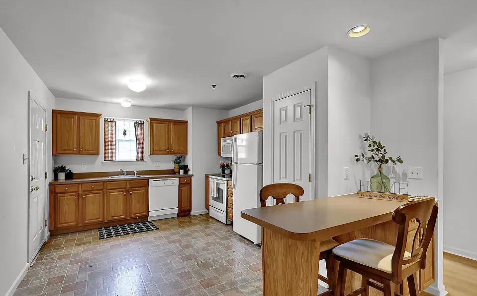 2 bed, 1317 sqft, $1,600 — Photo 2