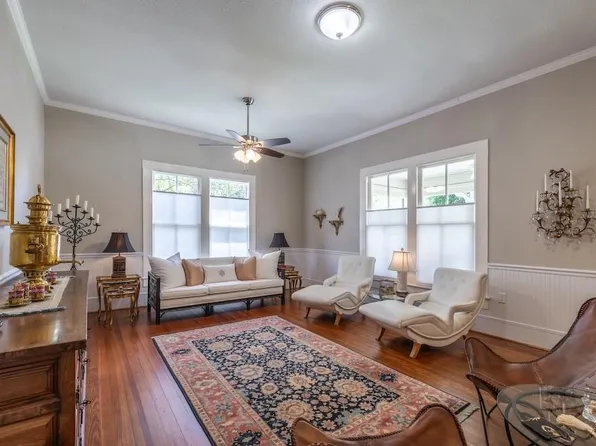 114 N College St, Gonzales, TX 78629