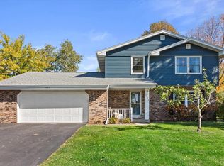 1055 Hancock Dr, Oconomowoc, WI 53066