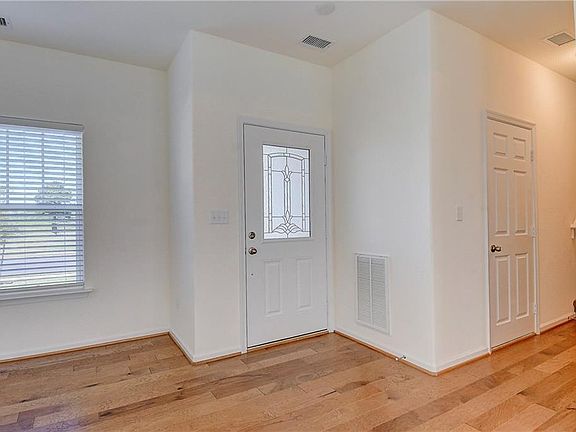 5th image of 130 Peck Ln