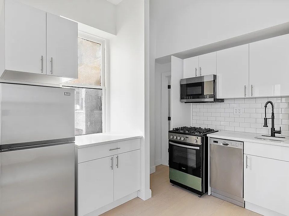2nd image of 226 W 79th St APT 3R