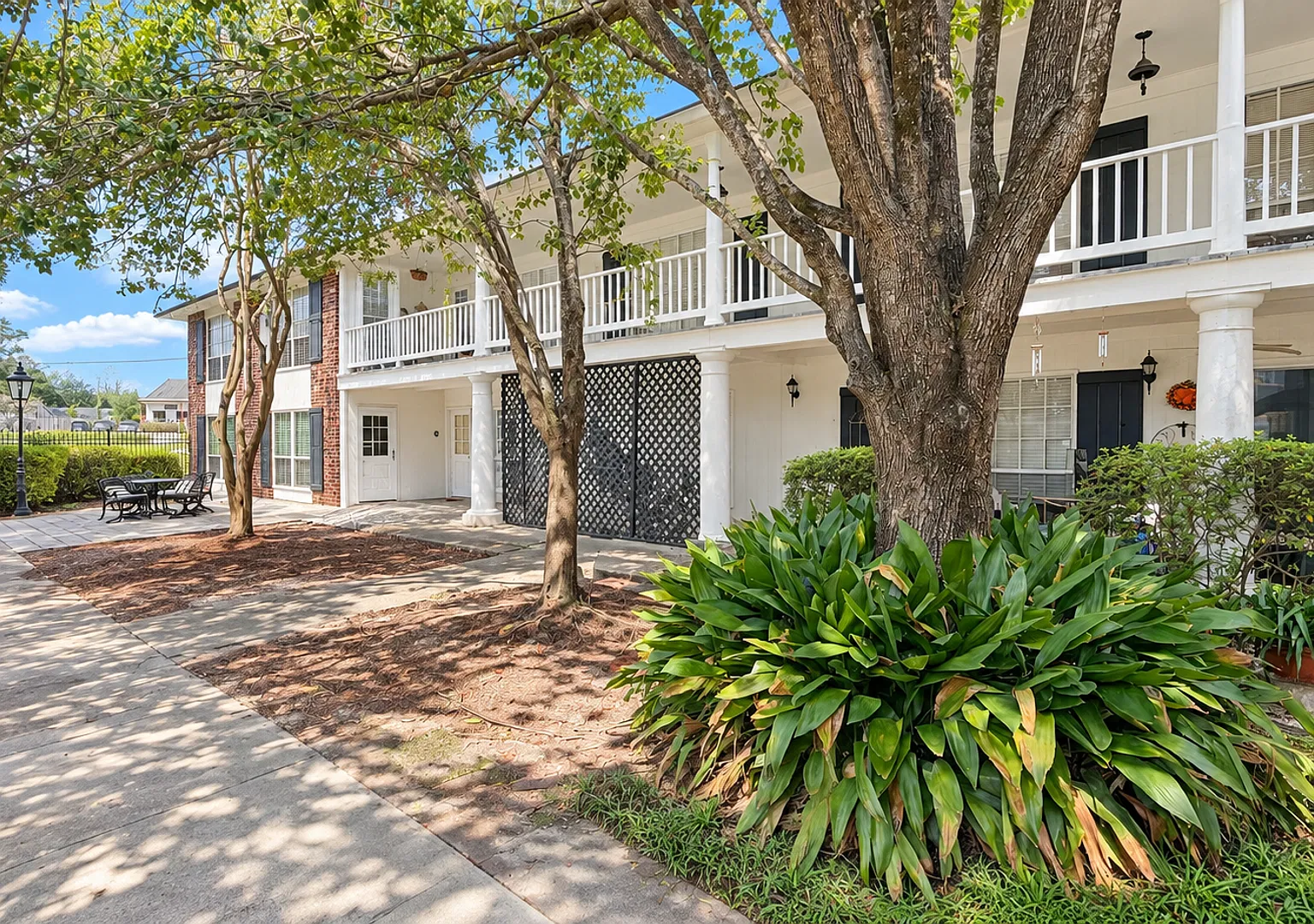 1 Bedroom Upstairs condo in a Gated Community| Community Pool — Photo 1