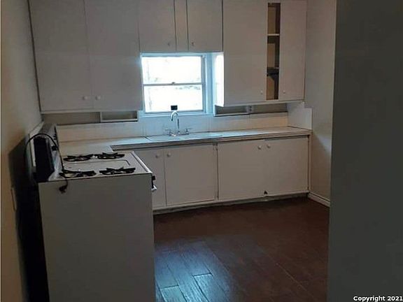 3rd image of 719 W Hutchins Pl