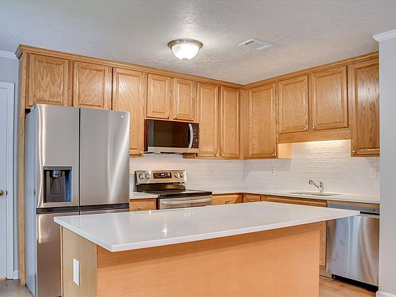 3rd image of 746 Hamilton Rd