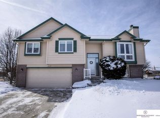1817 Savannah Dr, Papillion, NE 68133