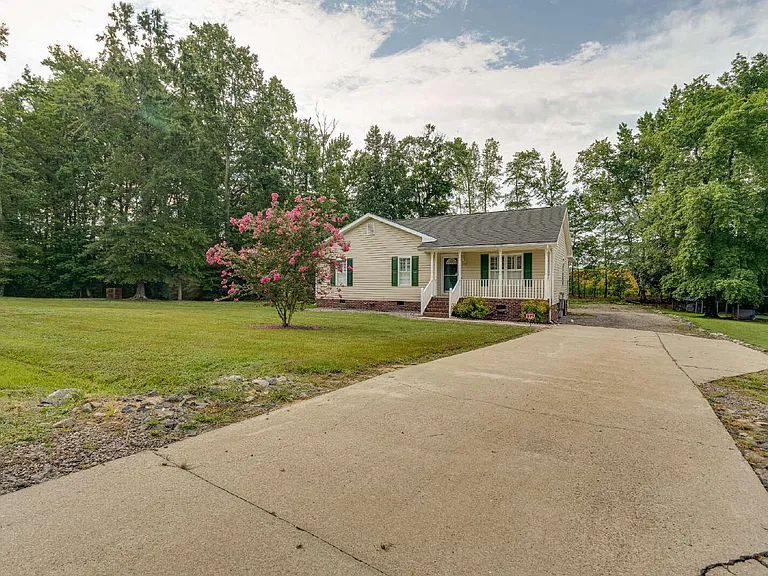 203 Polly Dr — Photo 2