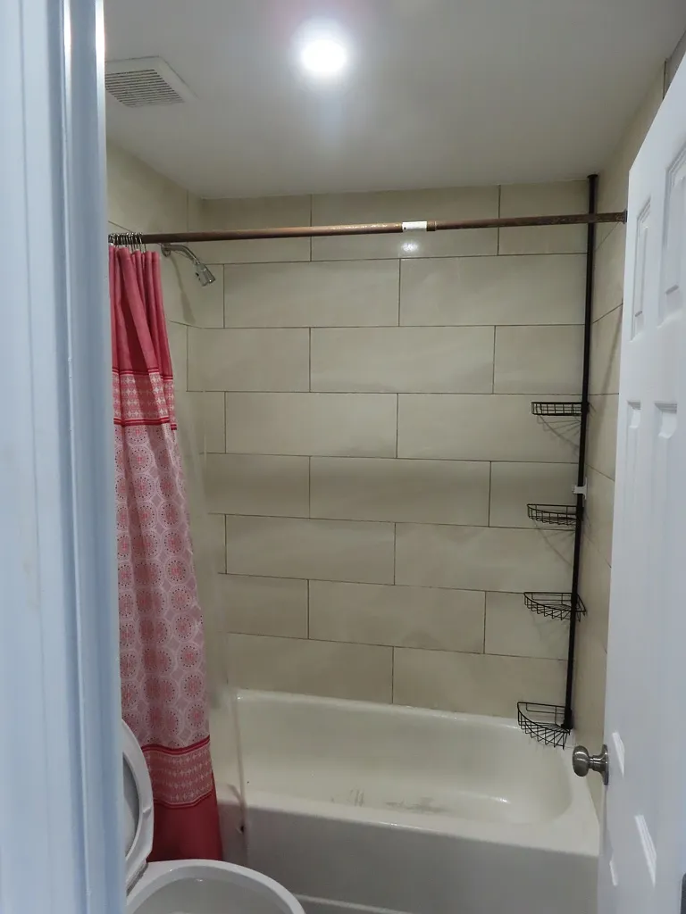 Spacious 4 bedroom Home in Waterbury, Connecticut — Photo 2