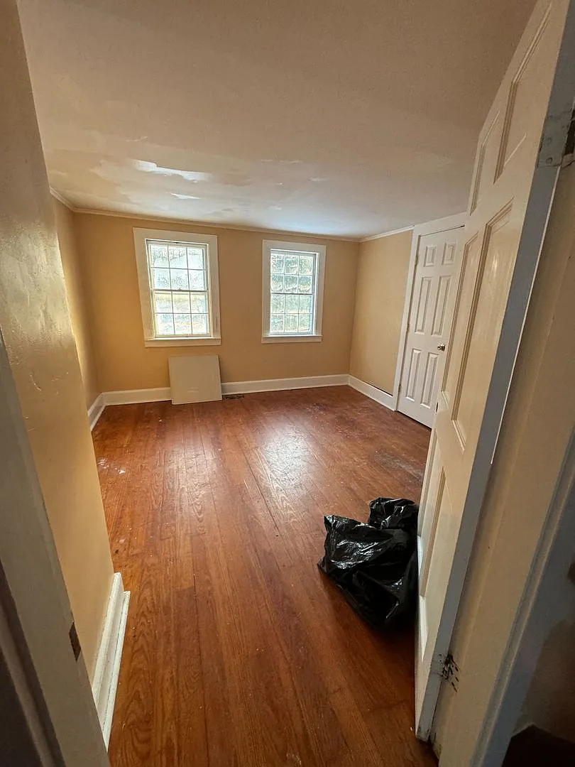 Cozy Two Story Home with Two Bathrooms — Photo 4