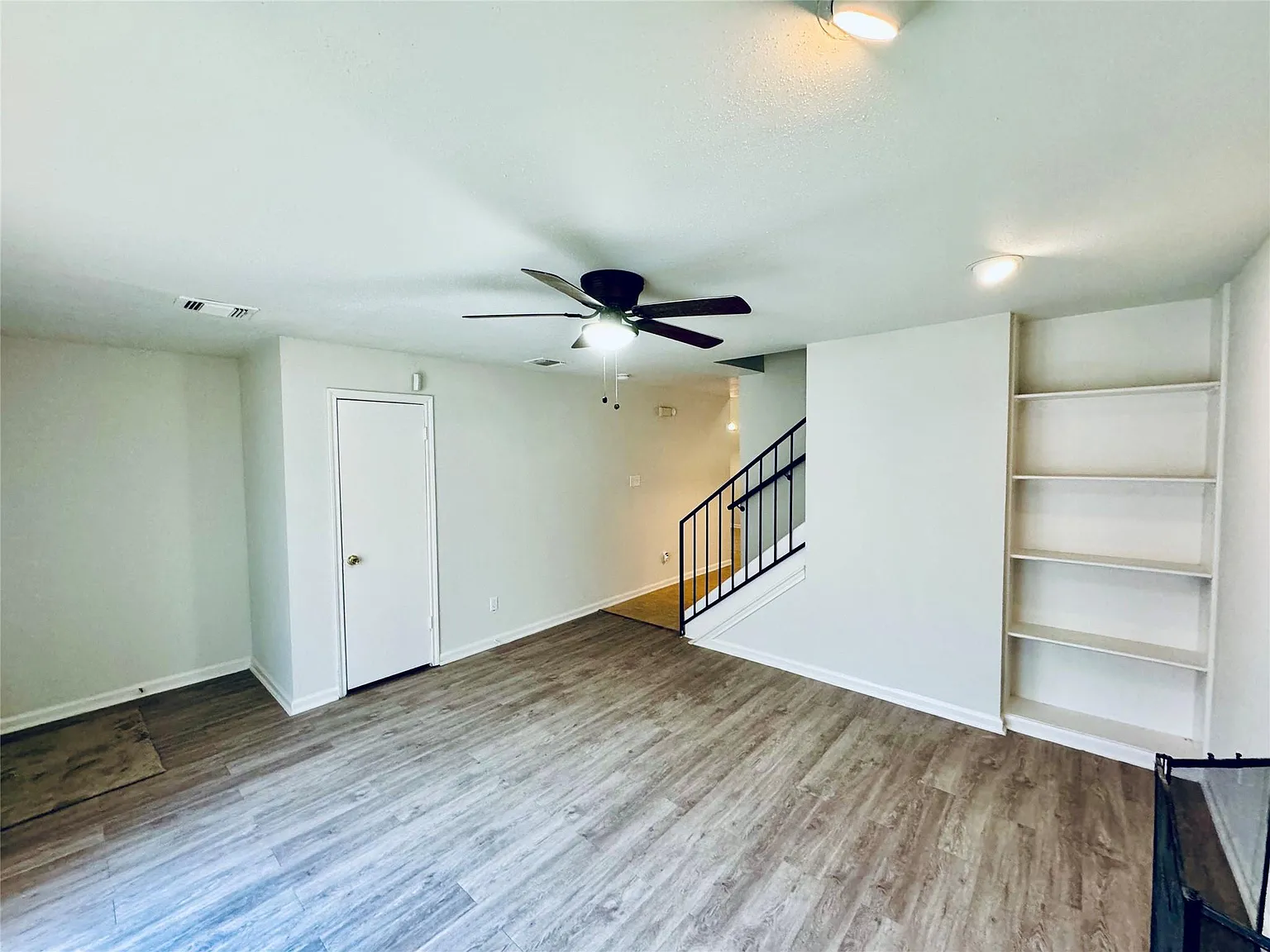2 bed, 2.5 bath, 1721 sqft, $1,300 — Photo 3