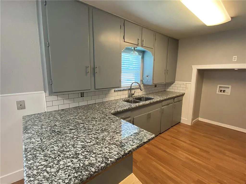 2 bed, 2.0 bath, 886 sqft, $1,675 — Photo 3