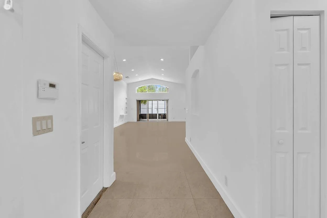 3 bed, 2.0 bath, 1648 sqft, $5,500 — Photo 3
